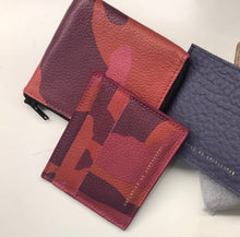 Ampersand as apostrophe camo rose card wallet